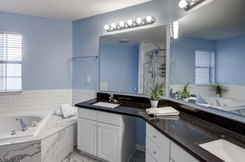 8 Four Oaks Rd, Bedminster NJ  07921-2054 exterior