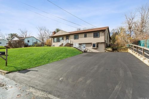 16 Carroll Dr, New Hamburg, NY 12590-4722
