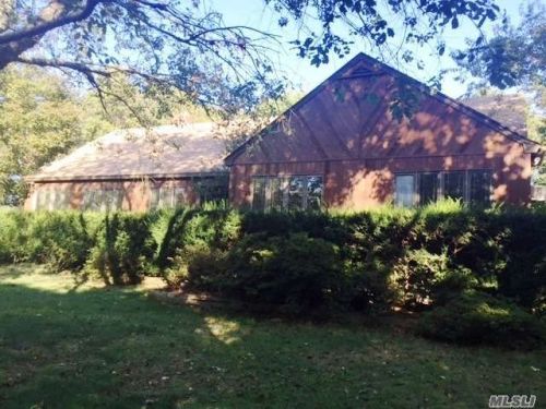 99 Blydenburgh Rd, South Setauket, NY 11720-4315