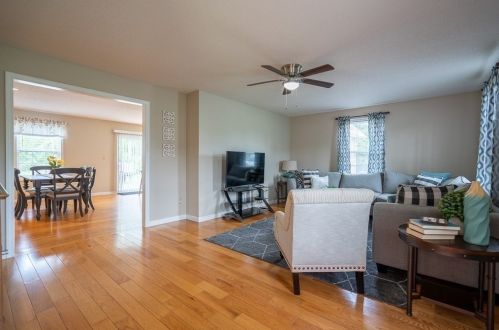 27 Pease Rd, East Windsor CT  06016-9002 exterior