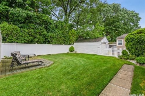 29 Croydon Dr, North Bellmore NY  11710-3054 exterior