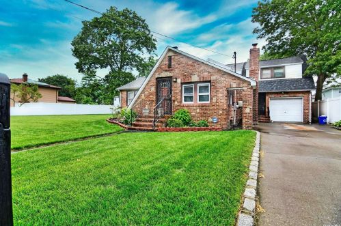 273 Essex St, Babylon, NY 11704-2108