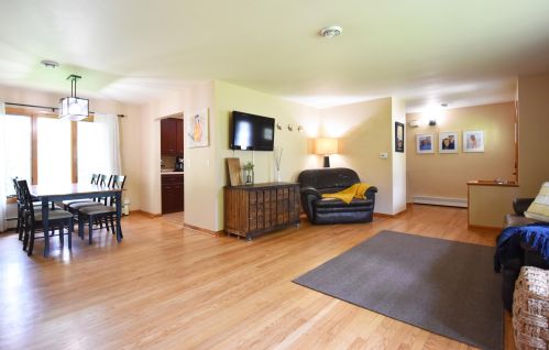 720 Sweetbriar Dr, Waukesha, WI 53186-6717