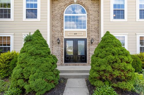 64 Bend Ct, Pataskala, OH 43062-7556