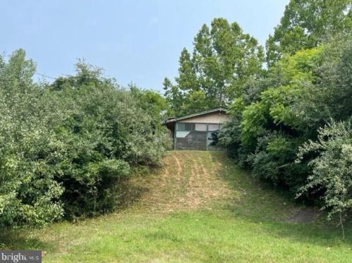 319 Lake Dr, Richmond National Battlefiel VA  22835-2752 exterior