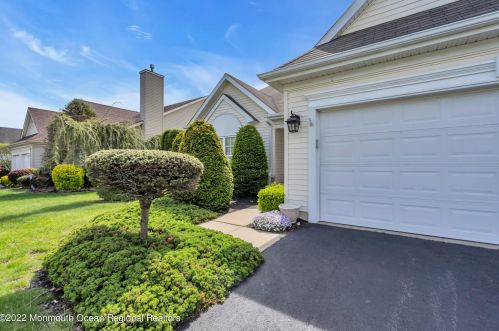 135 Skyline Dr, Lakewood, NJ 08701-5739
