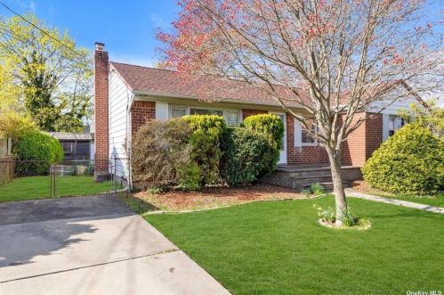 16 Kay Ave, Bethpage, NY 11714-5106