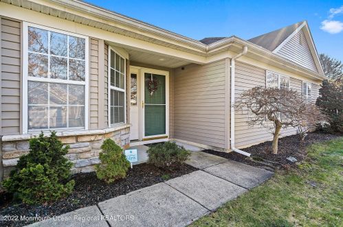 2 Casco Ct, Lakewood, NJ 08701-5779
