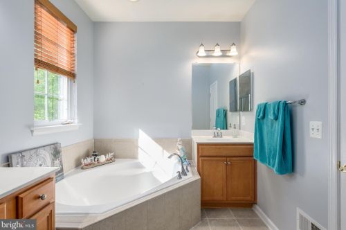 7100 Little Thames Dr, Gainesville VA  20155-4049 exterior