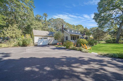 43 Curtis Dr, Scotts Beach, NY 11789-2512