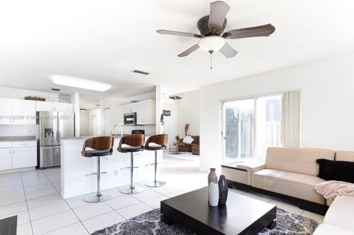 3136 176 Ter, Hollywood FL 33029-5556 exterior