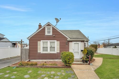 703 County Line Rd, Amityville, NY 11701-1746