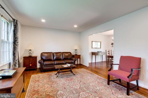 7813 New London Dr, Springfield VA  22153-2736 exterior