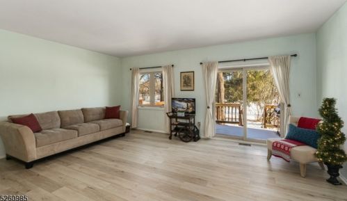 23 Manchester Rd, Flemington NJ  08822-6822 exterior