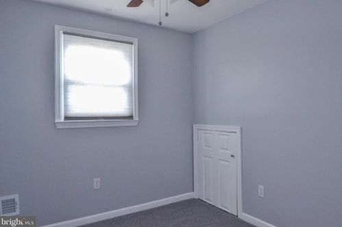 4 Guenever Dr, New Castle DE  19720-2923 exterior