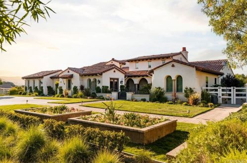 15823 Mandalay Rd, Santa Clarita, CA 91387-4061