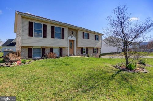 9 Independence Dr, Lees Cross Roads, PA 17257-8218