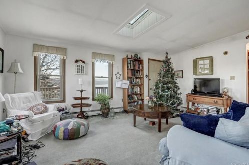 10 Kris Korner Dr, Marlborough NY  12542-5805 exterior