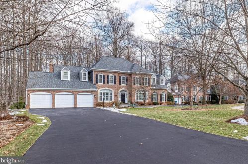 1100 Round Pebble Ln, Herndon, VA 20194-1002