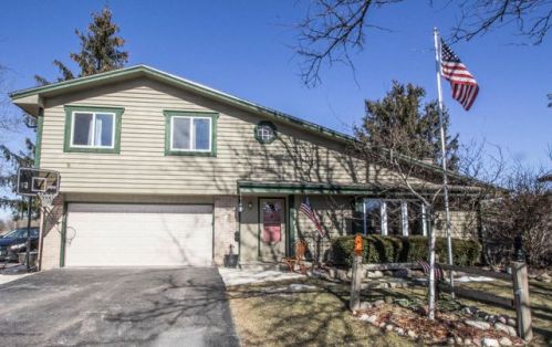 36742 Prairie Dr, Oconomowoc, WI 53066-9443