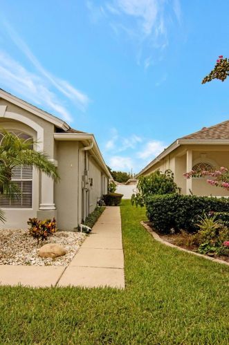19321 Weymouth Dr, Land O Lakes, FL 34638-7717