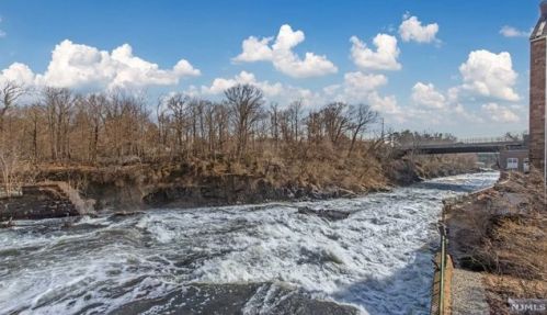 240 Main St, West Paterson NJ  07424-1351 exterior