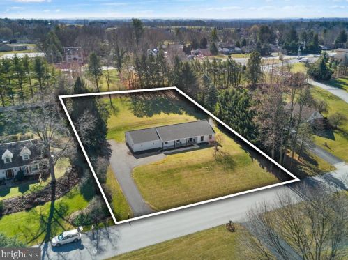 2146 Stonecrest Dr, Lancaster PA  17601-5437 exterior