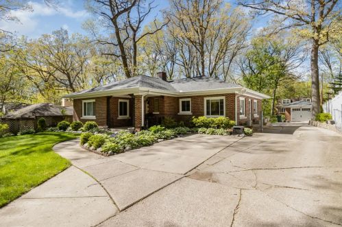 560 Woodlawn Dr, Valpo, IN 46385-3347