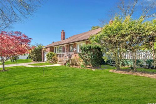 20 Laurie Blvd, Bethpage NY  11714-1412 exterior