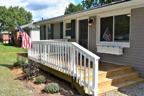 230 Triangle Ln, Louisville, KY 40229-4076