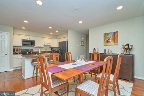 6740 Sunset Woods Ct, Springfield VA  22015-4241 exterior