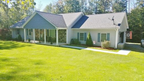15 Woodbine Dr, Waymart, PA 18472-3082