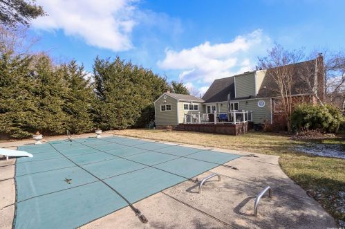 12 Grover Ln, Elwood NY  11731-3015 exterior