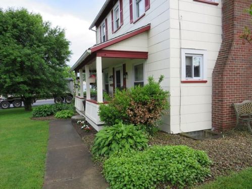 651 Liberty St, Grove City, PA 16127-8103