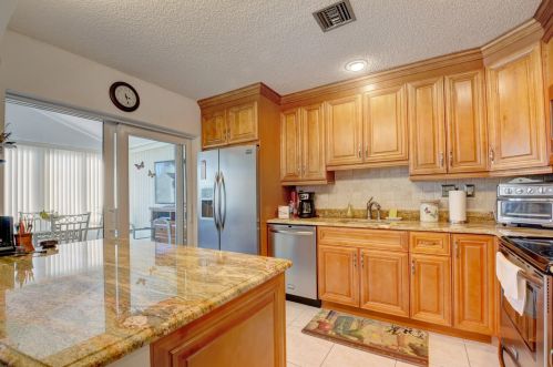 5136 Mirror Lk Blvd, Boynton Beach FL  33472-1211 exterior