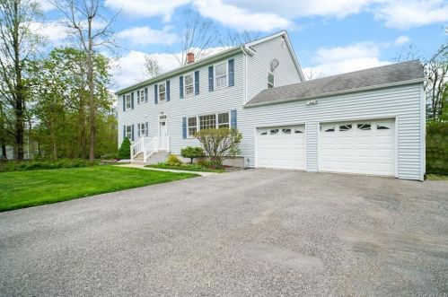 32 Pouting Rock Rd, Mahopac, NY 10541-4617