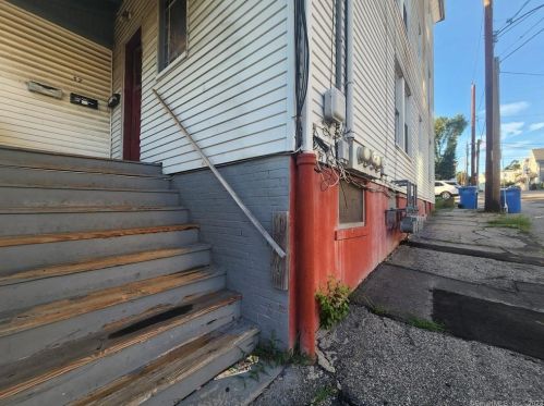 35 Madison St, Waterbury, CT 06706-1719