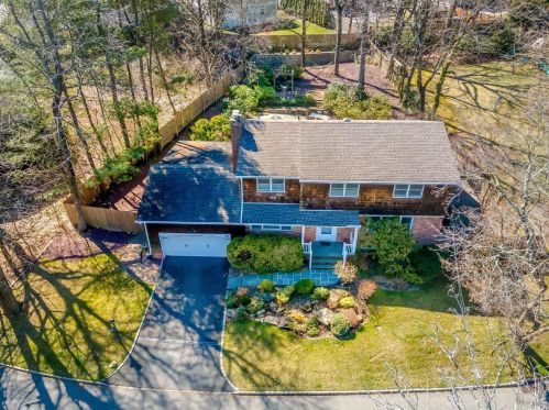 18 York Dr, Great Neck, NY 11021-3952