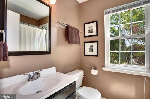 2376 Hunters Square Ct, Herndon VA  20191-2818 exterior