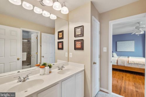 8701 Lords View Loop, Gainesville VA  20155-5806 exterior