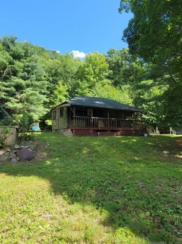 289 Spring Lake Rd, Waterbury, CT 06706-2739