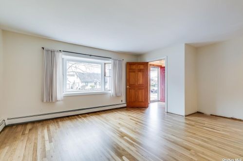 71 Ellen St, Bethpage NY  11714-2924 exterior