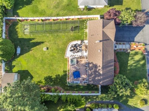 6 Sigtim Dr, West Paterson, NJ 07424-2420