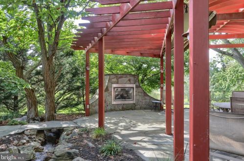 6411 Devonshire Hts Rd, Harrisburg PA 17111-4818 exterior