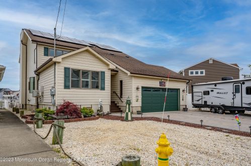 25 Granada Dr, Bricktown, NJ 08723-7638