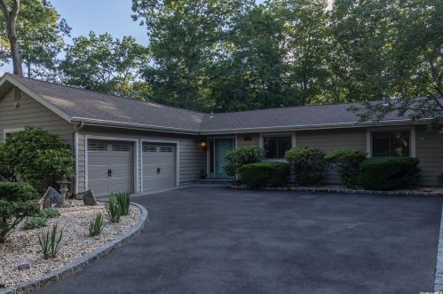 10 Jeanne Rd, Lake Grove, NY 11755-1507