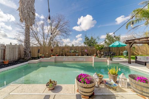 8856 Hiddenspring Way, Elk Grove CA  95758-6153 exterior