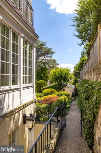 3210 R St, Washington DC  20024-3419 exterior