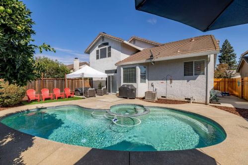 8686 White Peacock Way, Elk Grove CA  95624-3701 exterior