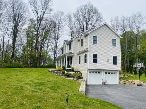 32 Great Hill Rd, Ridgefield, CT 06877-2639
